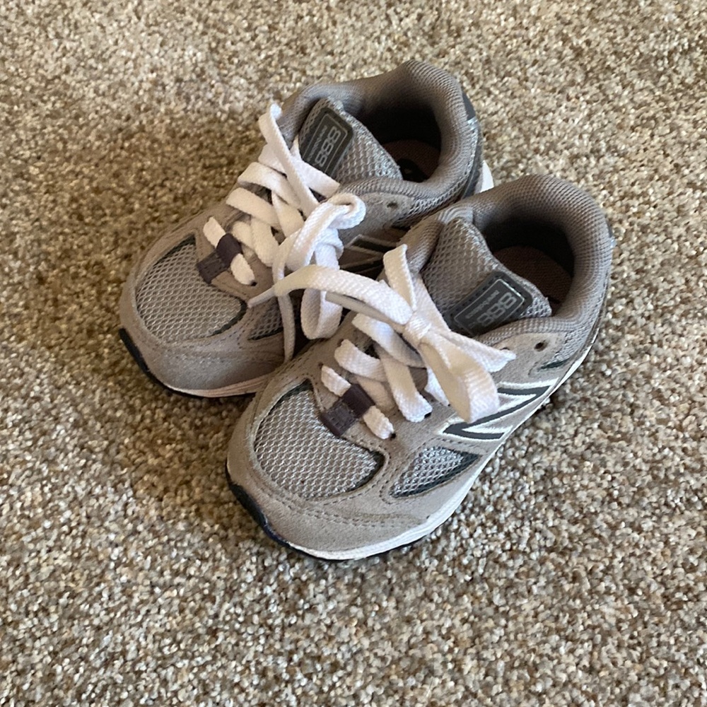 New balance tennis shoe